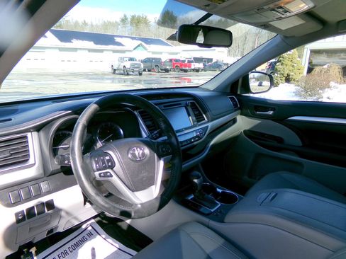 Used 2015 Toyota Highlander XLE image 11