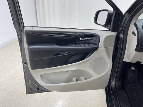 Used 2019 Dodge Grand Caravan SE w/ UConnect Hands-Free Group image 17