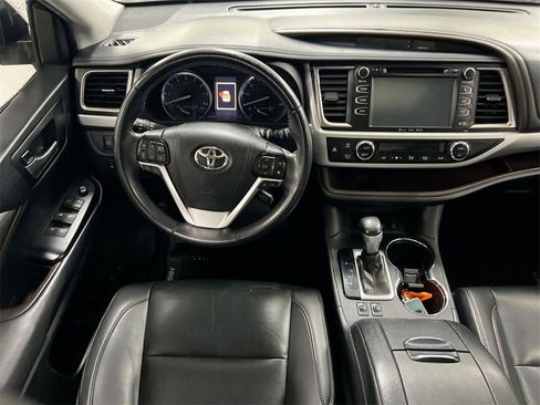 Used 2019 Toyota Highlander XLE image 21