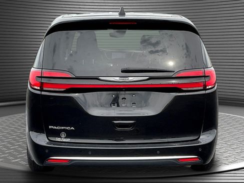 Used 2024 Chrysler Pacifica Touring-L FWD image 6