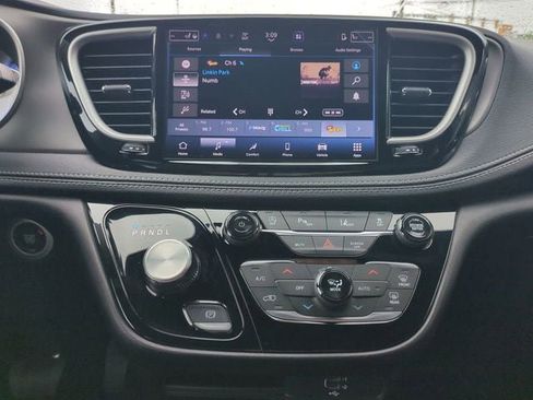 New 2027 Chrysler Pacifica Select FWD image 19