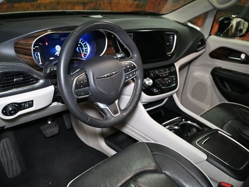 Used 2023 Chrysler Pacifica Limited FWD image 22