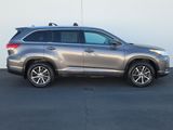 Used 2017 Toyota Highlander XLE image 2