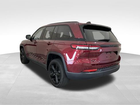 Used 2023 Jeep Grand Cherokee Limited w/ Black Appearance Package AWD/4WD image 3