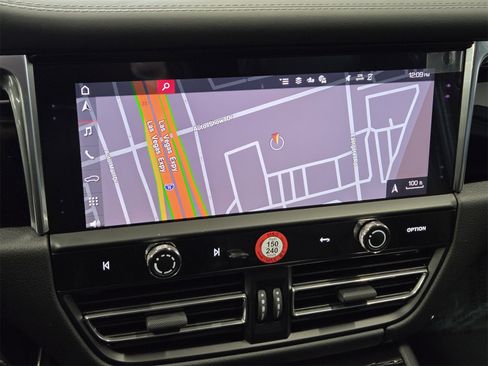 Used 2025 Porsche Macan Base image 20