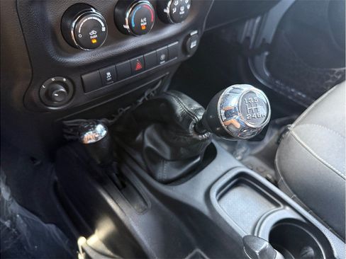 Used 2015 Jeep Wrangler Unlimited Rubicon w/ Connectivity Group AWD/4WD image 37