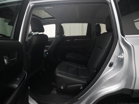 Used 2017 Toyota Highlander Limited AWD/4WD image 16