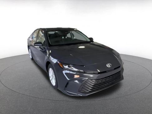 Used 2025 Toyota Camry LE image 5