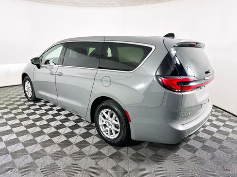 Used 2025 Chrysler Pacifica Select image 5