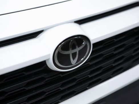 Used 2021 Toyota RAV4 LE w/ Carpet Mat Package (TMS) image 29