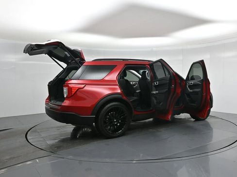Used 2024 Ford Explorer XLT image 5