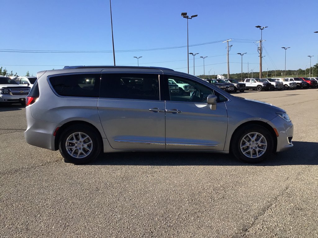 Used 2020 Chrysler Pacifica Touring-L FWD image 7
