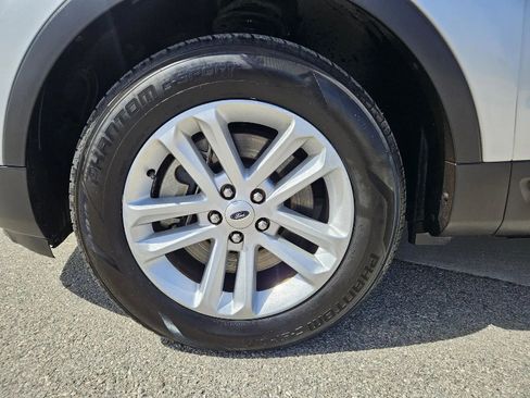 Used 2017 Ford Explorer XLT image 9