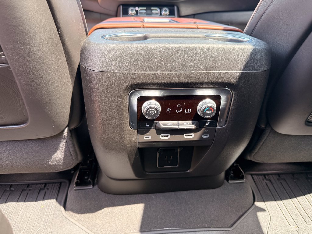 Used 2024 GMC Yukon XL Denali Ultimate AWD/4WD image 32