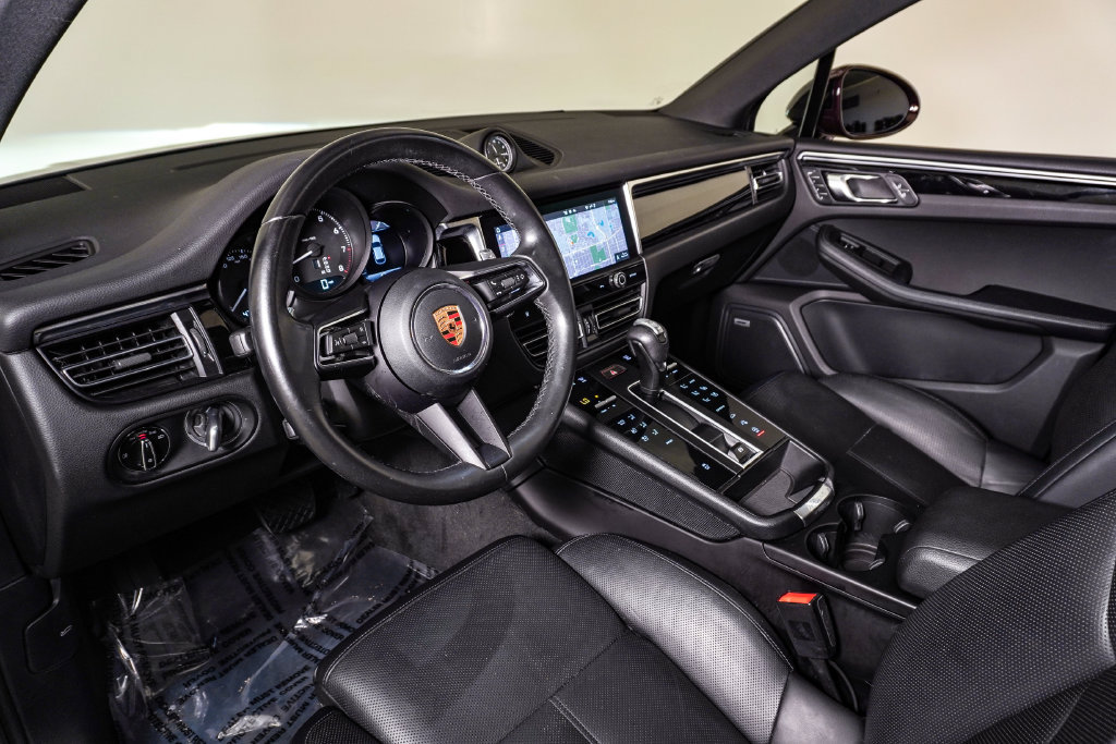 Certified 2023 Porsche Macan Turbo AWD/4WD image 4