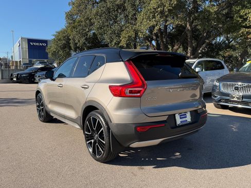 Used 2022 Volvo XC40 T4 R-Design w/ Advanced Package image 4