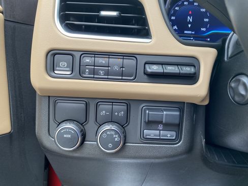 Used 2024 Chevrolet Suburban Premier w/ Premium Package RWD image 18