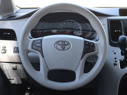 Used 2011 Toyota Sienna LE w/ Towing Pkg image 18