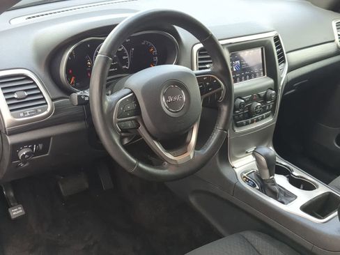 Used 2019 Jeep Grand Cherokee Laredo AWD/4WD image 10