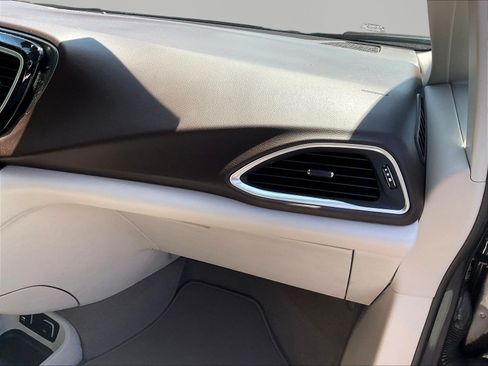 Used 2019 Chrysler Pacifica Touring-L Plus FWD image 27