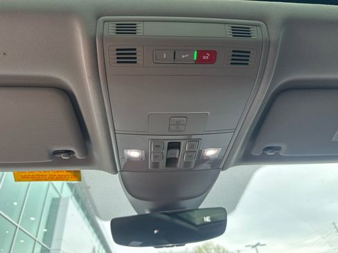 Used 2023 Volkswagen Taos SE w/ Panoramic Sunroof Package image 16