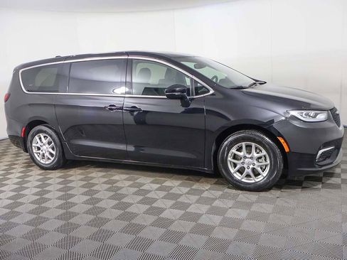 Used 2025 Chrysler Pacifica Select image 17