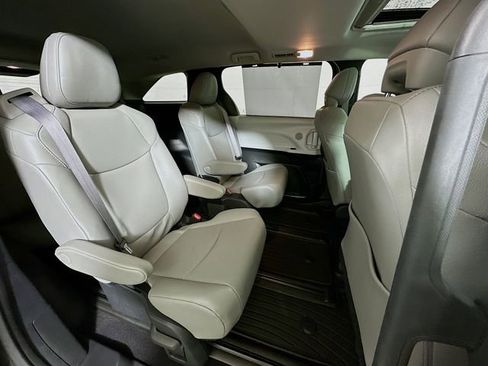 Used 2025 Toyota Sienna XLE image 28