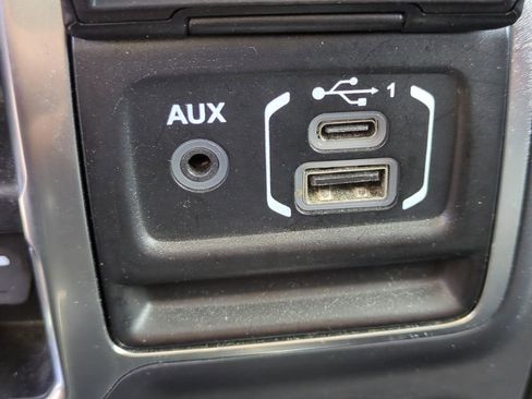 Used 2019 Jeep Wrangler Unlimited Sahara image 25