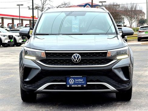 Certified 2022 Volkswagen Taos SE image 3