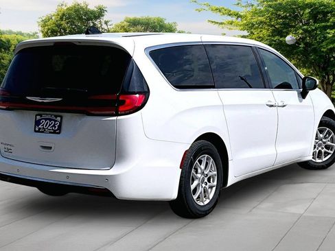 Used 2023 Chrysler Pacifica Touring-L FWD image 12