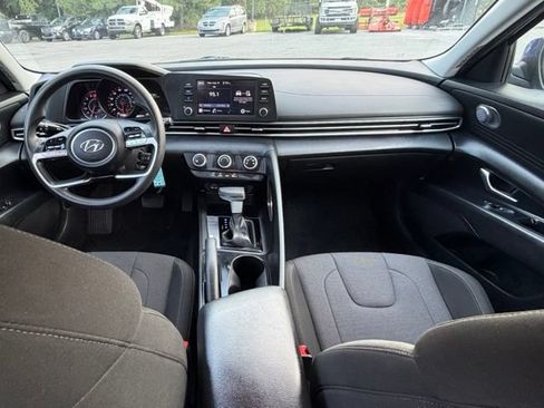 Used 2023 Hyundai Elantra SE w/ Preferred Accessory Package FWD image 3