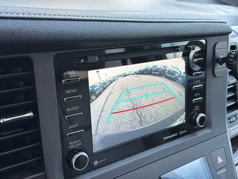 Used 2018 Toyota Sienna XLE Premium w/ Carpet Mat Package FWD image 19