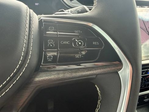 Used 2023 Jeep Grand Cherokee Overland w/ Luxury Tech Group IV AWD/4WD image 29