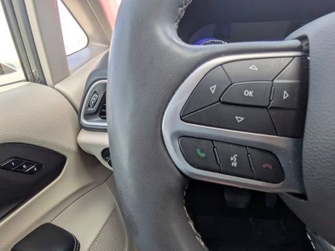 Used 2023 Chrysler Pacifica Touring-L FWD image 26