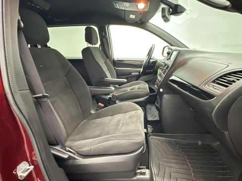 Used 2019 Dodge Grand Caravan SE FWD image 27