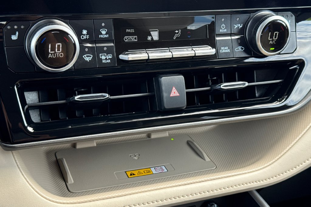 Used 2025 Toyota Highlander XLE AWD/4WD image 20