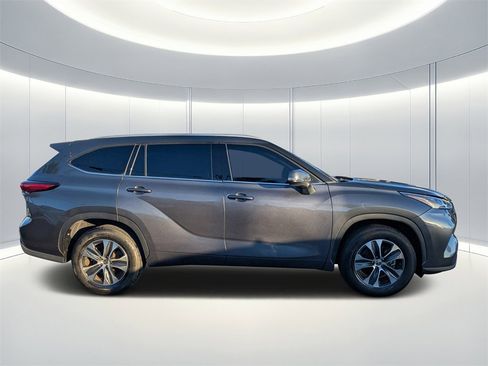 Used 2022 Toyota Highlander XLE image 3