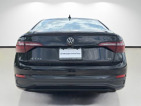 Used 2024 Volkswagen Jetta SE w/ Panoramic Sunroof Package FWD image 4