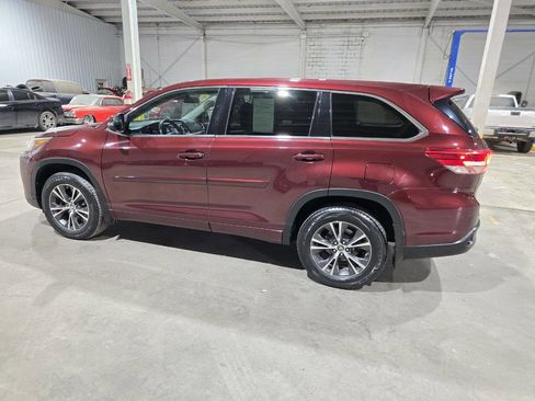 Used 2017 Toyota Highlander LE image 6