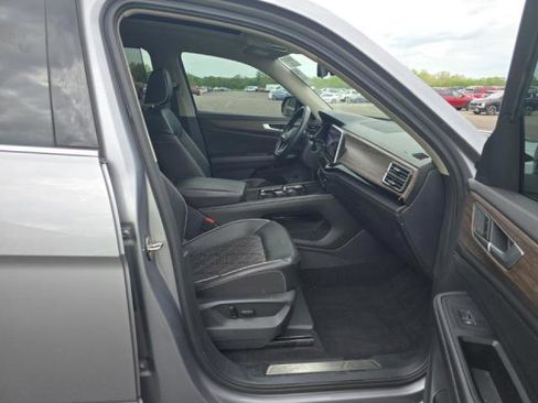 Used 2024 Volkswagen Atlas SEL Premium R-Line image 8