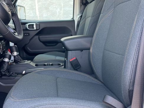 Used 2025 Jeep Gladiator Sport image 8