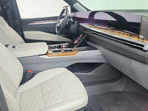 Certified 2025 Cadillac Escalade Sport Platinum w/ LPO, Floor Liner Package AWD/4WD image 29