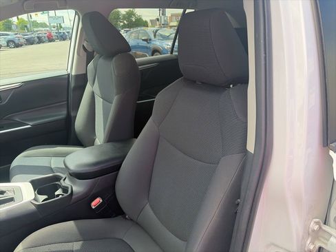 Used 2020 Toyota RAV4 LE FWD image 14