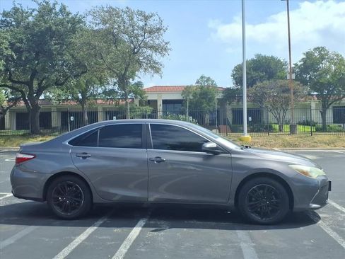 Used 2017 Toyota Camry SE FWD image 3