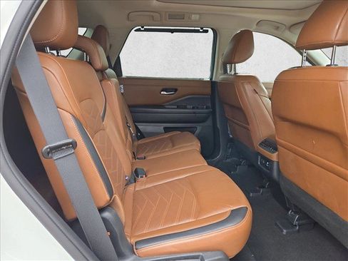 Used 2023 Nissan Pathfinder Platinum w/ Black Appearance Package FWD image 23