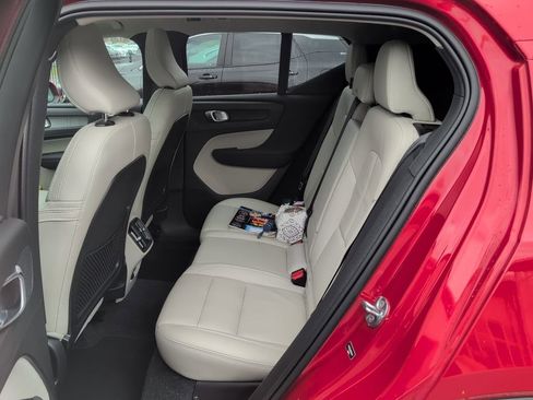 Used 2022 Volvo XC40 T5 Inscription image 2