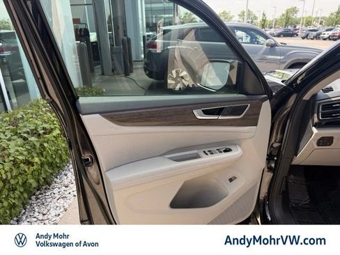 Used 2024 Volkswagen Atlas SEL AWD/4WD image 16