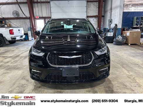 Used 2024 Chrysler Pacifica Touring-L FWD image 11