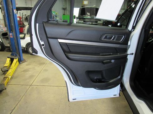 Used 2018 Ford Explorer XLT w/ Equipment Group 202A AWD/4WD image 27