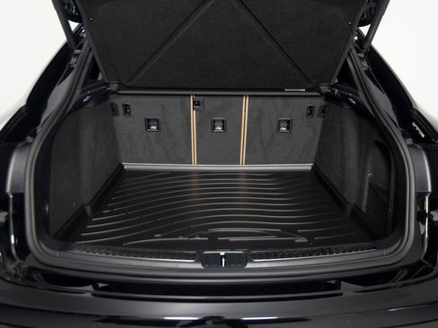 Certified 2025 Porsche Macan image 38